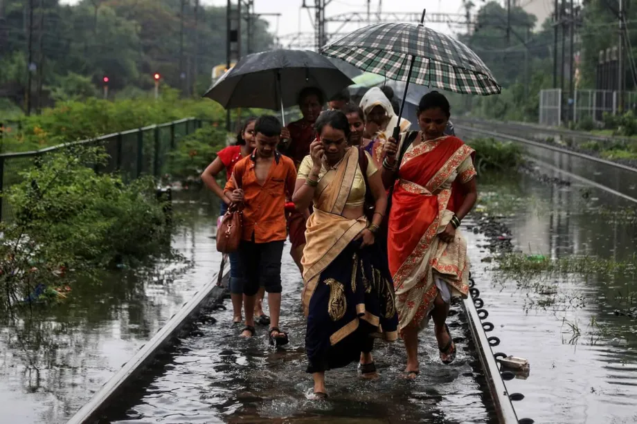 मानसून की बाढ़ भारतीय शहरों को क्यों ठप कर देती है: शहरी संकट की पड़ताल