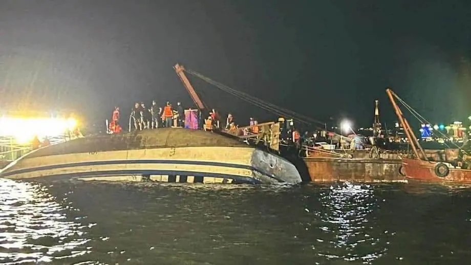 हा लॉन्ग बे में पर्यटक नाव पलटी: वियतनाम में वर्षों की सबसे भीषण समुद्री आपदा में दर्जनों की मौत