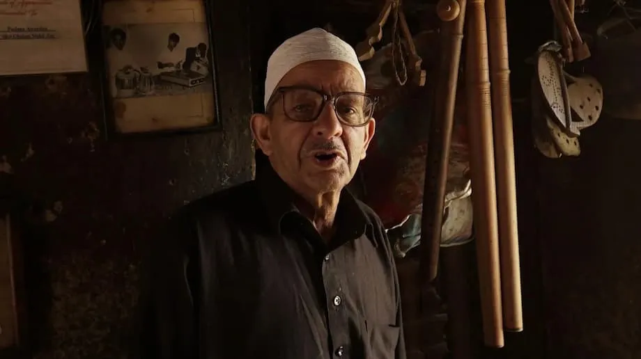 कश्मीर के आखिरी संतूर कारीगर: ग़ुलाम मोहम्मद ज़ाज़ और संगीत की विरासत बचाने की जद्दोजहद