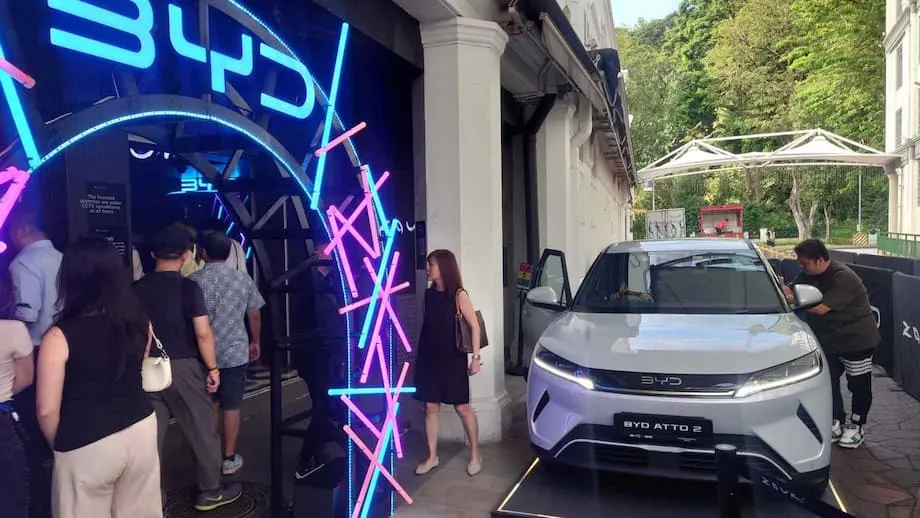 BYD के शेयर मूल्य में गिरावट चीन की EV क्षेत्र की अग्रणी कंपनी के सामने चुनौतियों को दर्शाती है