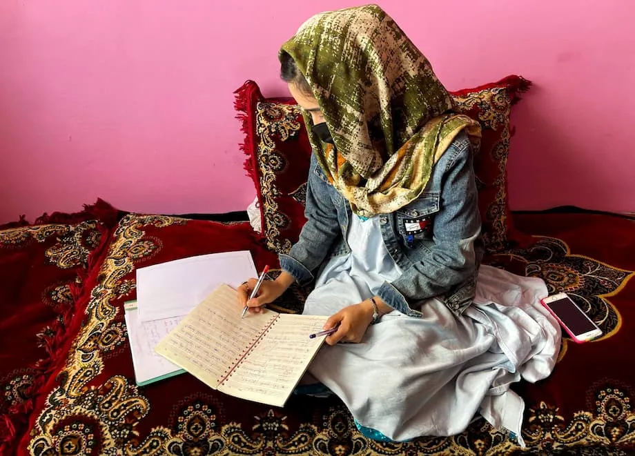 तालिबान के इंटरनेट ब्लैकआउट से अफ़ग़ान लड़कियों की शिक्षा तबाह