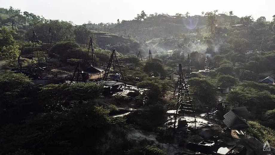 सुरक्षा नियमों और चार साल की समयसीमा के साथ सामुदायिक तेल कुओं को वैध करने की दिशा में इंडोनेशिया