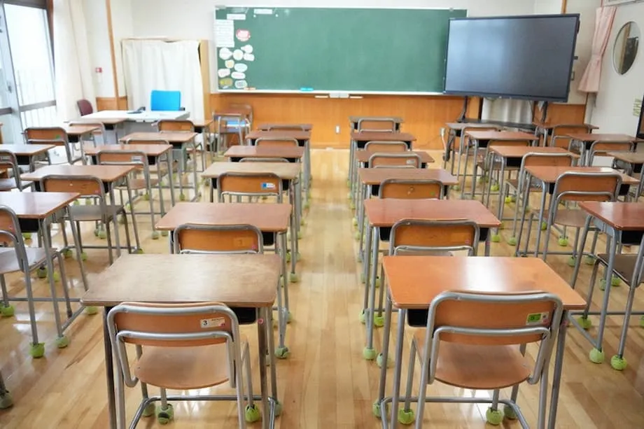 जापानी शिक्षक अब भी OECD में सबसे लंबे कार्य घंटे क्यों करते हैं