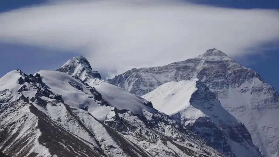 बर्फीले तूफान में सैकड़ों पर्वतारोहियों के फंसने के बाद एवरेस्ट से बचाव