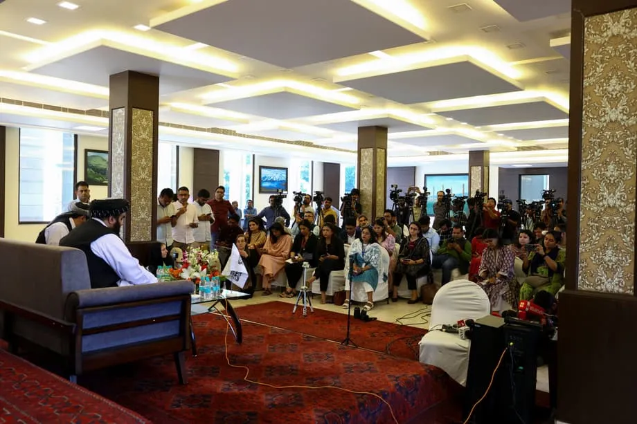 काबुल से रिश्तों पर विचार के बीच दिल्ली में महिला पत्रकारों ने तालिबान मंत्री से सवाल किए