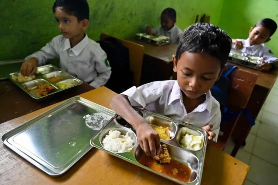 इंडोनेशिया में मुफ्त स्कूल भोजन खाने के बाद सैकड़ों बीमार