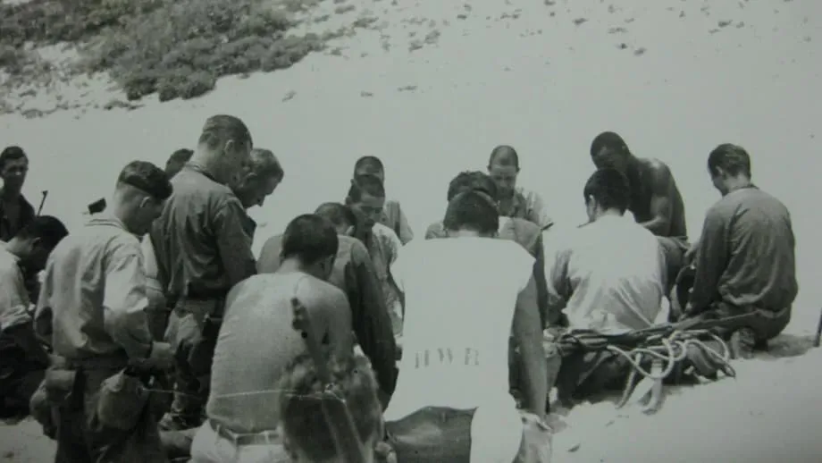अका द्वीप, 1945: अमेरिकी और जापानी सैनिकों ने साथ पिकनिक की और युद्धविराम पर सहमति जताई