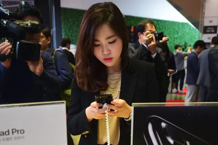 दक्षिण कोरिया की Gen Z क्यों चुन रही है Apple और Samsung के लिए इसका क्या मतलब है