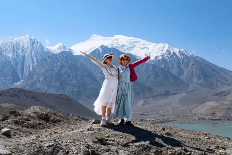शिनजियांग में पर्यटन की तेज़ी के पीछे छिपे गहरे मुद्दे
