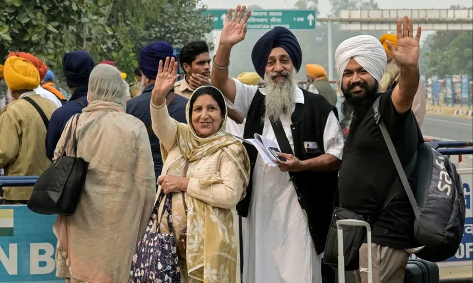 सीमित यात्रा के लिए सीमा खुलने पर गुरु नानक जयंती के लिए भारतीय सिख तीर्थयात्री पाकिस्तान पहुंचे