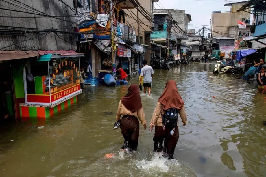भूमि धंसने से जकार्ता और नीचे धंसा, बाढ़ का खतरा बढ़ा