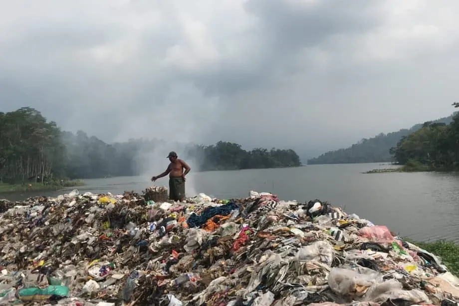 राष्ट्रीय स्तर पर समाधान को लेकर बहस तेज होने के बीच पायलट परियोजनाएं इंडोनेशिया में घरों के कचरे को जलाने के संकट से निपटने की कोशिश कर रहीं