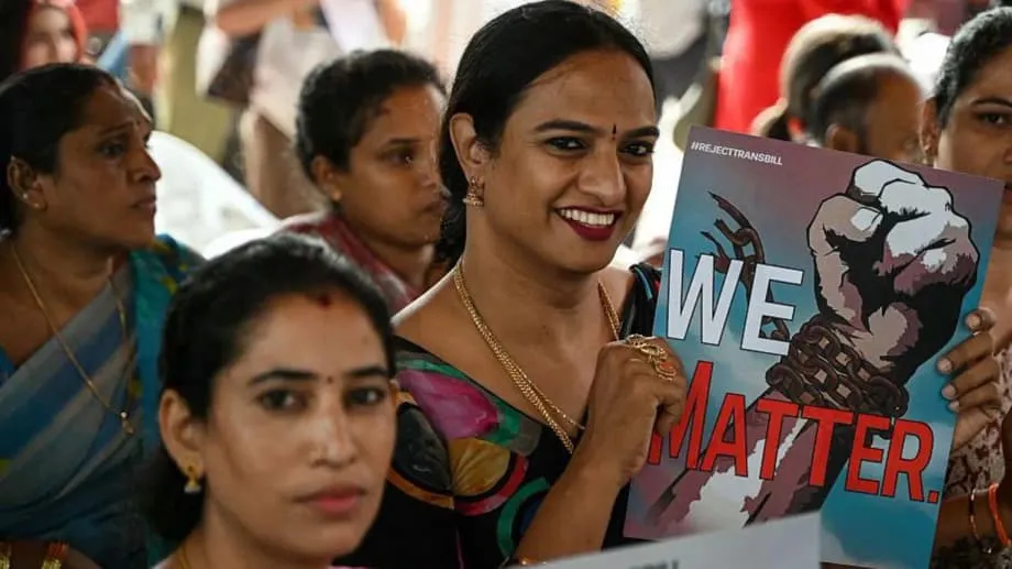 भारत के नए ट्रांसजेंडर संशोधन विधेयक के खिलाफ अधिकारों में कटौती को लेकर देशव्यापी विरोध
