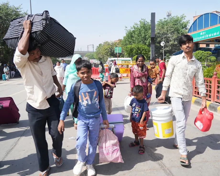 दिल्ली से प्रवासी श्रमिकों का पलायन: वैश्विक ईंधन संकट कैसे भारत की राजधानी को खाली कर रहा है