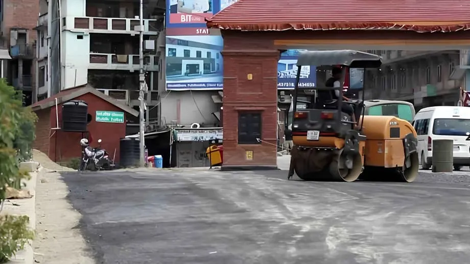 कचरे और गड्ढों की समस्या से निपटने के लिए नेपाल ने प्लास्टिक सड़कों का परीक्षण किया