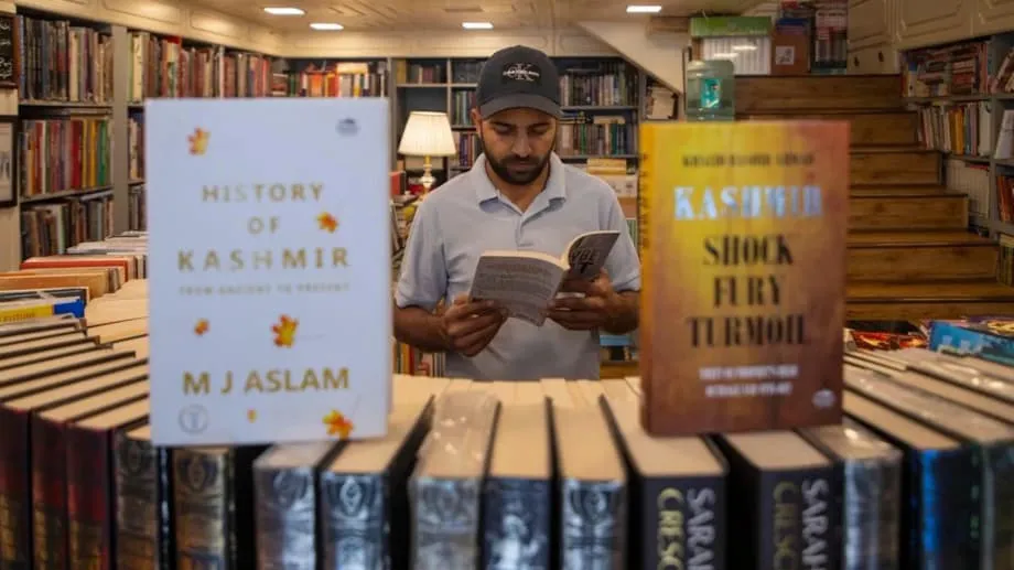 कश्मीर में पुस्तकों की जांच से इतिहास, सुरक्षा और अकादमिक स्वतंत्रता पर टकराव