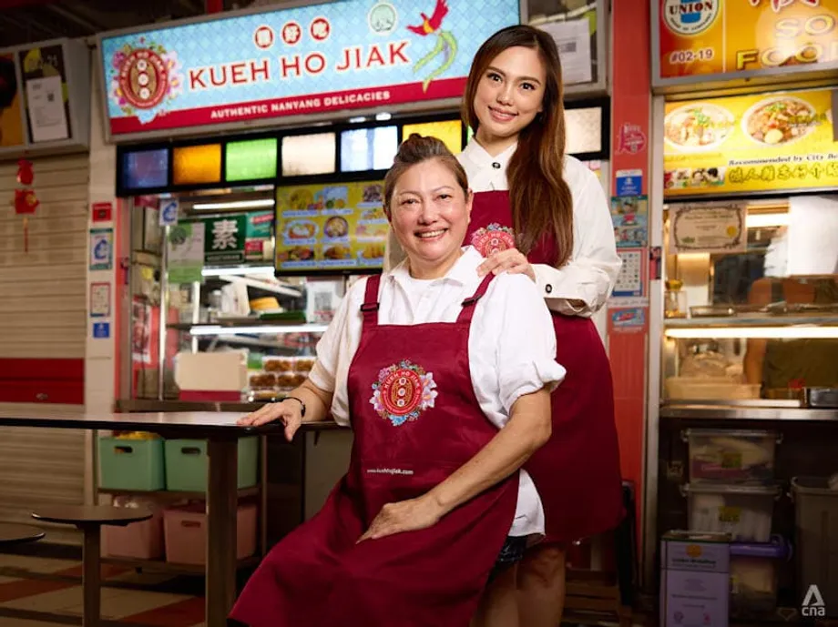 Kueh Ho Jiak के भीतर: Sandy Tan कैसे सिंगापुर की कुएह परंपरा को जीवित रख रही हैं