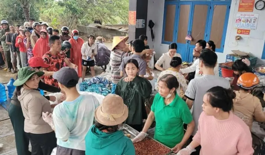 मध्य वियतनाम की बाढ़ में स्वयंसेवी रसोइयां हजारों लोगों को खाना खिला रही हैं