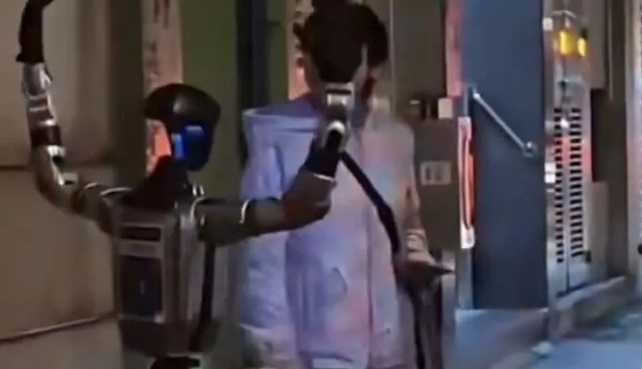 मकाउ में ह्यूमनॉइड रोबोट से मची घबराहट: इंसान और मशीन के बीच सड़क पर पहली भिड़ंत में बुज़ुर्ग महिला अस्पताल में भर्ती